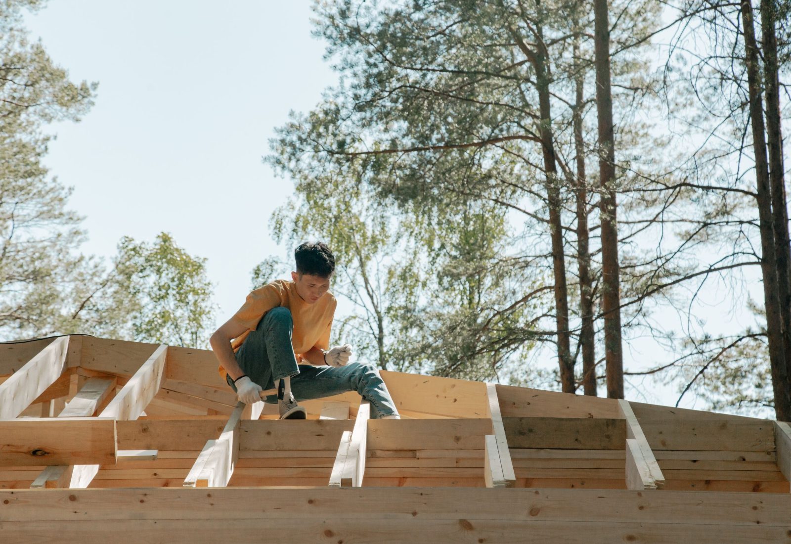 Handwerker fertigt einen Dachstuhl aus Holz in der Werkstatt